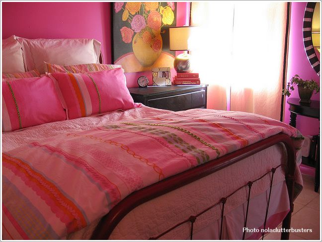 ビビットでフェミニンなピンクの寝室 寝室のインテリアコーディネート