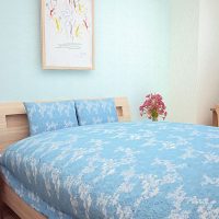 水色壁紙のナチュラル系寝室インテリア